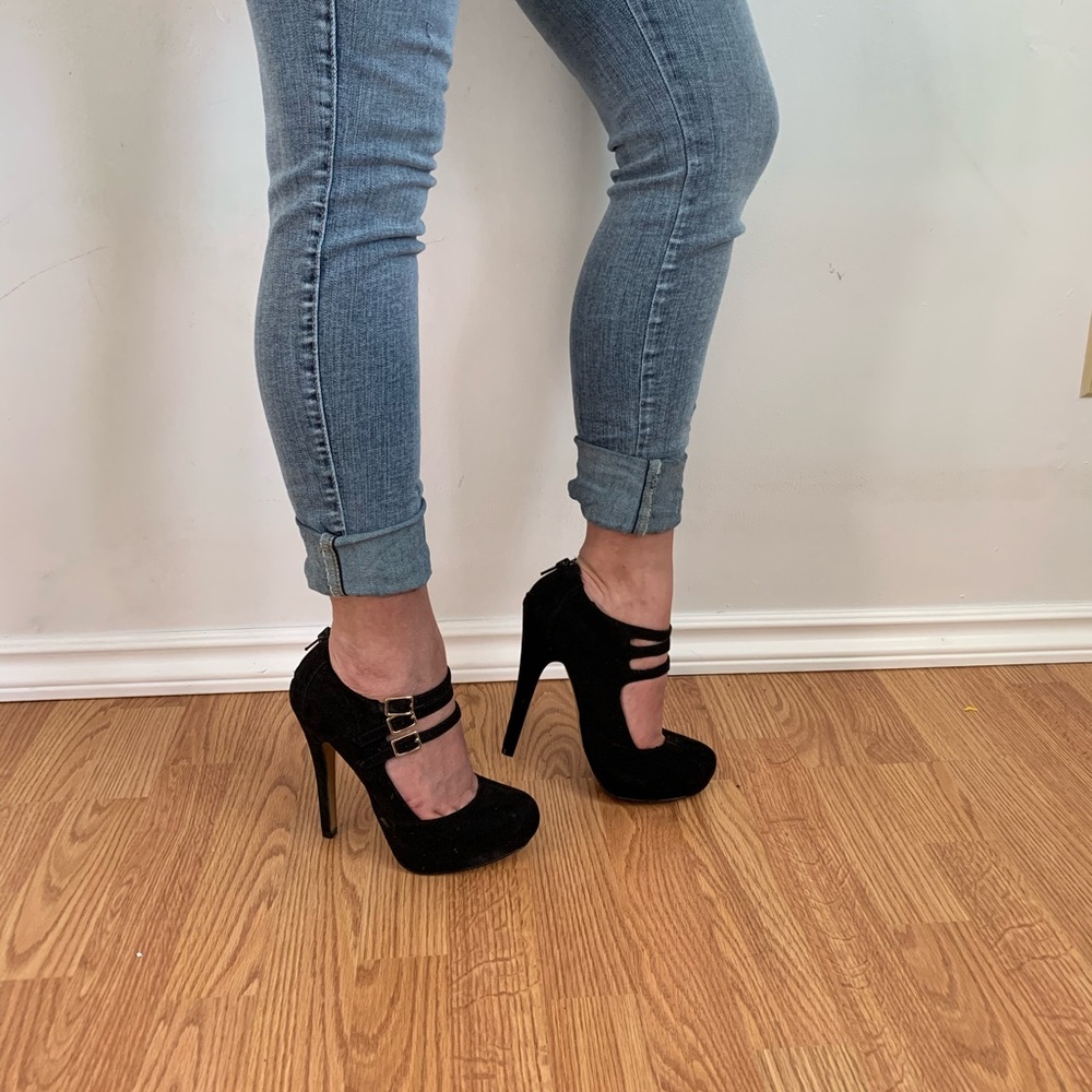👠 black strappy ALDO heel